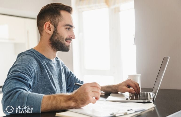 Featured image for online degree finance